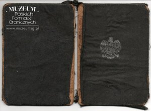 1. Tytuł: legitymacja osobista żony oficera KOP
2. Treść: legitymacja osobista Bronisławy Siwkowskiej, żony kpt. KOP Aleksandra Siwkowskiego, uprawniająca do 50% zniżki na przejazdy kolejami państwowymi
3. Hasła przedmiotowe: Korpus Ochrony Pogranicza, życie rodzinne
4. Wytwórca: Ministerstwo Spraw Wojskowych
5. Czas powstania: 01.01.1932 r.
6. Miejsce sporządzenia: Polska, Dederkały 
7. Materiał i technika wykonania: druk wypełniony pismem odręcznym, na stronie drugiej wklejone zdjęcie (3,6 x 4,8 cm), okładka twarda oprawiona w tkaninę koloru czarnego
8. Wymiary: 12 x 8,5 cm 
9. Stan zachowania: dostateczny
10. Miejsce przechowywania/właściciel: Artur Ochał