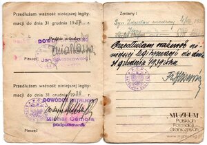 1. Tytuł: legitymacja osobista żony oficera KOP
2. Treść: legitymacja osobista Bronisławy Siwkowskiej, żony kpt. KOP Aleksandra Siwkowskiego, uprawniająca do 50% zniżki na przejazdy kolejami państwowymi
3. Hasła przedmiotowe: Korpus Ochrony Pogranicza, życie rodzinne
4. Wytwórca: Ministerstwo Spraw Wojskowych
5. Czas powstania: 01.01.1932 r.
6. Miejsce sporządzenia: Polska, Dederkały 
7. Materiał i technika wykonania: druk wypełniony pismem odręcznym, na stronie drugiej wklejone zdjęcie (3,6 x 4,8 cm), okładka twarda oprawiona w tkaninę koloru czarnego
8. Wymiary: 12 x 8,5 cm 
9. Stan zachowania: dostateczny
10. Miejsce przechowywania/właściciel: Artur Ochał