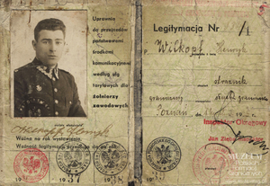 1. Tytuł: legitymacja funkcjonariusza Wielkopolskiego Inspektoratu Okręgowego Straży Granicznej
2. Treść: legitymacja uprawniająca do przejazdów ulgowych państwowymi środkami komunikacji
3. Hasła przedmiotowe: Straż Graniczna, środki transportu
4. Wytwórca: brak danych
5. Czas powstania: 14.12.1935 r.
6. Miejsce sporządzenia: Polska, Poznań
7. Materiał i technika wykonania: druk, fotografia 
8. Wymiary: 16 x 11,5 cm
9. Stan zachowania: dobry
10. Miejsce przechowywania/właściciel: Archiwum Straży Granicznej w Szczecinie