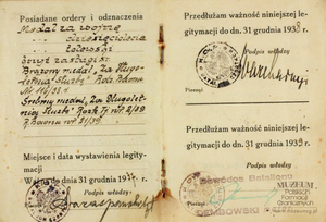 1. Tytuł: legitymacja osobista oficera Korpusu Ochrony Pogranicza
2. Treść: legitymacja osobista nr 401 porucznika Adama Wąsa, z baonu KOP Czortków
3. Hasła przedmiotowe: dokumentacja, wyposażenie funkcjonariuszy 1918-1939
4. Wytwórca: dowództwo batalionu KOP Czortków
5. Czas powstania: 1937 r.
6. Miejsce sporządzenia: Polska, Czortków
7. Materiał i technika wykonania: papier, druk wypełniony pismem odręcznym
8. Wymiary: 15 x 11 cm
9. Stan zachowania: dostateczny
10. Miejsce przechowywania / właściciel: Sala Tradycji Podlaskiego Oddziału Straży Granicznej w Białymstoku