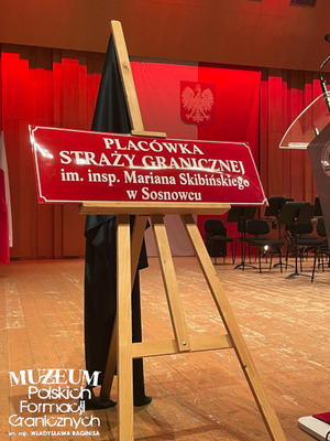 1. Tytuł tematu: Marian Skorupa – Skibiński 
2. Opis obrazu: zdjęcie tablicy „Placówka Straży Granicznej im. insp. Mariana Skibińskiego w Sosnowcu”, wykonane podczas uroczystości z okazji nadania imienia Placówce SG w Sosnowcu
3. Data wydarzenia: 29.10.2024 r. 
4. Osoby widoczne: brak
5. Hasła przedmiotowe: Straż Graniczna, kadra
6. Opis techniczny: cyfrowe, kolorowe
7. Autor: brak danych
8. Miejsce przechowywania/właściciel: zbiory rodziny Skibińskich