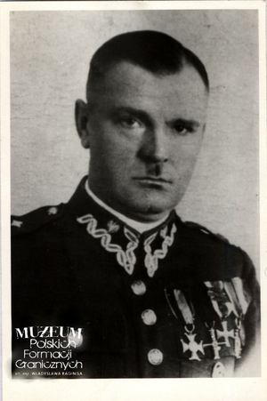 1. Tytuł: nadkomisarz Edward Okulski 
2. Opis obrazu: oficer Straży Granicznej
3. Data wydarzenia: lata 30. XX w.
4. Osoby widoczne: nadkomisarz Edward Okulski
5. Hasła przedmiotowe: Straż Graniczna, kadra
6. Opis techniczny: oryginał, czarnobiałe
7. Autor: brak danych
8. Miejsce przechowywania/właściciel: Waldemar Bocheński