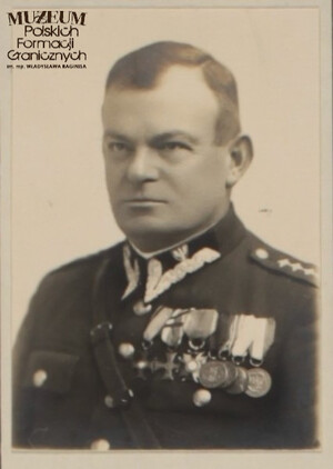 1. Tytuł tematu: oficer Straży Granicznej
2. Opis obrazu: zdjęcie portretowe komisarza Straży Granicznej 
3. Data wydarzenia: lata 30. XX w.
4. Osoby widoczne: brak danych
5. Hasła przedmiotowe: Straż Graniczna, kadra
6. Opis techniczny: oryginał, czarnobiałe
7. Autor: brak danych
8. Miejsce przechowywania/właściciel: Morski Oddział Straży Granicznej