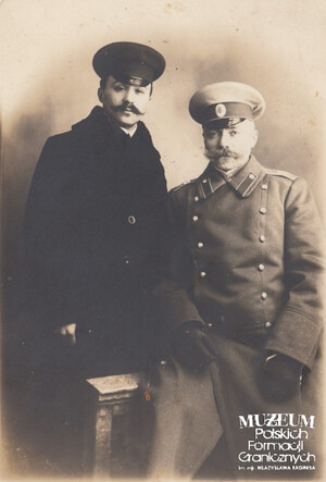 1. Tytuł tematu: Czesław Romiszewski
2. Opis obrazu: zdjęcie pamiątkowe płk. Czesława Romiszewskiego z synem Janem w okresie służby w armii carskiej 
3. Data wydarzenia: II dekada XX w.
4. Osoby widoczne: płk Czesław Romiszewski (z prawej), Jan Romiszewski (z lewej)
5. Hasła przedmiotowe: Straż Celna, kadra
6. Opis techniczny: oryginał, czarnobiałe
7. Autor: brak danych
8. Miejsce przechowywania/właściciel: Anna Niemirowicz - Szczytt