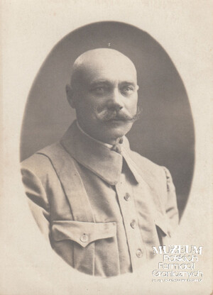 1. Tytuł tematu: Czesław Romiszewski
2. Opis obrazu: zdjęcie portretowe Czesława Romiszewskiego 
3. Data wydarzenia: 19.06.1921 r.
4. Osoby widoczne: Czesław Romiszewski 
5. Hasła przedmiotowe: Straż Celna, kadra
6. Opis techniczny: oryginał, czarnobiałe
7. Autor: brak danych
8. Miejsce przechowywania/właściciel: Anna Niemirowicz - Szczytt