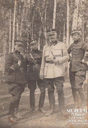 1. Tytuł tematu: Czesław Romiszewski
2. Opis obrazu: starszy inspektor Czesław Romiszewski z funkcjonariuszami Straży Celnej
3. Data wydarzenia: lata 20. XX w.
4. Osoby widoczne: Czesław Romiszewski – drugi z prawej
5. Hasła przedmiotowe: Straż Celna, kadra
6. Opis techniczny: oryginał, czarnobiałe
7. Autor: brak danych
8. Miejsce przechowywania/właściciel: Anna Niemirowicz - Szczytt