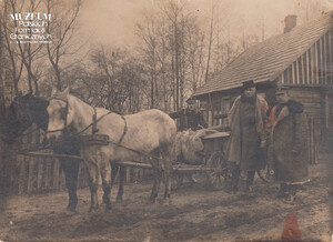 1. Tytuł tematu: Czesław Romiszewski
2. Opis obrazu: starszy inspektor Czesław Romiszewski podczas objazdu pogranicza polsko – niemieckiego
3. Data wydarzenia: lata 20. XX w.
4. Osoby widoczne: Czesław Romiszewski – drugi z prawej
5. Hasła przedmiotowe: Straż Celna, kadra
6. Opis techniczny: oryginał, czarnobiałe
7. Autor: brak danych
8. Miejsce przechowywania/właściciel: Anna Niemirowicz - Szczytt