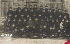 1. Tytuł tematu: Czesław Romiszewski
2. Opis obrazu: pamiątkowe zdjęcie grupowe strażników celnych
3. Data wydarzenia: lata 20. XX w.
4. Osoby widoczne: straszy inspektor Czesław Romiszewski – w pierwszym rzędzie, siódmy od prawej 
5. Hasła przedmiotowe: Straż Celna, kadra
6. Opis techniczny: oryginał, czarnobiałe
7. Autor: brak danych
8. Miejsce przechowywania/właściciel: Lucjan Kwiatkowski