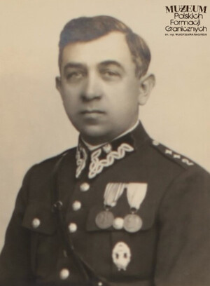 1. Tytuł tematu: oficer Straży Granicznej
2. Opis obrazu: zdjęcie portretowe podkomisarza Straży Granicznej z Pomorskiego Inspektoratu Okręgowego Straży Granicznej 
3. Data wydarzenia: lata 30. XX w.
4. Osoby widoczne: brak danych
5. Hasła przedmiotowe: Straż Graniczna, kadra
6. Opis techniczny: oryginał, czarnobiałe
7. Autor: brak danych
8. Miejsce przechowywania/właściciel: Morski Oddział Straży Granicznej