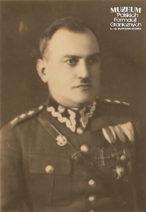 1. Tytuł tematu: oficer Straży Granicznej
2. Opis obrazu: zdjęcie portretowe podkomisarza Straży Granicznej z Pomorskiego Inspektoratu Okręgowego Straży Granicznej 
3. Data wydarzenia: lata 30. XX w.
4. Osoby widoczne: brak danych
5. Hasła przedmiotowe: Straż Graniczna, kadra
6. Opis techniczny: oryginał, czarnobiałe
7. Autor: brak danych
8. Miejsce przechowywania/właściciel: Morski Oddział Straży Granicznej