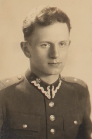 1. Tytuł tematu: oficer Straży Granicznej
2. Opis obrazu: zdjęcie portretowe aspiranta Straży Granicznej 
3. Data wydarzenia: lata 30. XX w.
4. Osoby widoczne: brak danych
5. Hasła przedmiotowe: Straż Graniczna, kadra
6. Opis techniczny: oryginał, czarnobiałe
7. Autor: brak danych
8. Miejsce przechowywania/właściciel: Morski Oddział Straży Granicznej