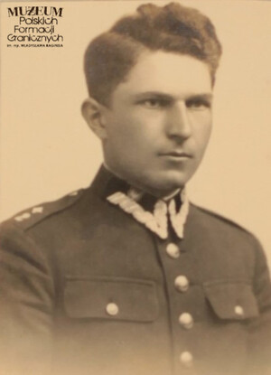 1. Tytuł tematu: oficer Straży Granicznej
2. Opis obrazu: zdjęcie portretowe podkomisarza Straży Granicznej z Pomorskiego Inspektoratu Okręgowego Straży Granicznej 
3. Data wydarzenia: lata 30. XX w.
4. Osoby widoczne: brak danych
5. Hasła przedmiotowe: Straż Graniczna, kadra
6. Opis techniczny: oryginał, czarnobiałe
7. Autor: brak danych
8. Miejsce przechowywania/właściciel: Morski Oddział Straży Granicznej
