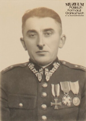 1. Tytuł tematu: oficer Straży Granicznej
2. Opis obrazu: zdjęcie portretowe aspiranta Straży Granicznej z Wielkopolskiego Inspektoratu Okręgowego Straży Granicznej 
3. Data wydarzenia: lata 30. XX w.
4. Osoby widoczne: brak danych
5. Hasła przedmiotowe: Straż Graniczna, kadra
6. Opis techniczny: oryginał, czarnobiałe
7. Autor: brak danych
8. Miejsce przechowywania/właściciel: Morski Oddział Straży Granicznej