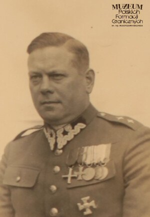 1. Tytuł tematu: oficer Straży Granicznej
2. Opis obrazu: zdjęcie portretowe podkomisarza Straży Granicznej
3. Data wydarzenia: lata 30. XX w.
4. Osoby widoczne: brak danych
5. Hasła przedmiotowe: Straż Graniczna, kadra
6. Opis techniczny: oryginał, czarnobiałe
7. Autor: brak danych
8. Miejsce przechowywania/właściciel: Morski Oddział Straży Granicznej