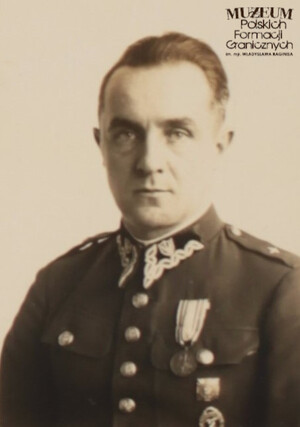 1. Tytuł tematu: oficer Straży Granicznej
2. Opis obrazu: zdjęcie portretowe aspiranta Straży Granicznej
3. Data wydarzenia: lata 30. XX w.
4. Osoby widoczne: brak danych
5. Hasła przedmiotowe: Straż Graniczna, kadra
6. Opis techniczny: oryginał, czarnobiałe
7. Autor: brak danych
8. Miejsce przechowywania/właściciel: Morski Oddział Straży Granicznej