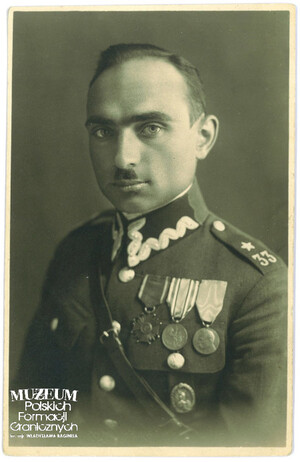 1. Tytuł tematu: oficer Korpusu Ochrony Pogranicza
2. Opis obrazu: zdjęcie portretowe oficera pełniącego służbę w Batalionach KOP: „Krasne”, „Budsław”, „Stołpce” (w latach 1924-1928)
3. Data wydarzenia: lata 20 XX w.
4. Osoby widoczne: kpt. Stanisław Piliczewski
5. Hasła przedmiotowe: Korpus Ochrony Pogranicza, kadra
6. Opis techniczny: oryginał, czarnobiałe
7. Autor: brak danych
8. Miejsce przechowywania/właściciel: Cezary Jankowski