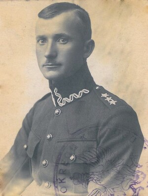 1. Tytuł tematu: oficer Korpusu Ochrony Pogranicza
2. Opis obrazu: zdjęcie portretowe Feliksa Stroińskiego - oficera pełniącego służbę w Dowództwie KOP w Warszawie (w latach 1924-1928) oraz pracownika cywilnego kontraktowego zatrudnionego w Dowództwie KOP w Warszawie (w latach 1928-1939)
3. Data wydarzenia: lata 20 XX w.
4. Osoby widoczne: ppor. Feliks Stroiński 
5. Hasła przedmiotowe: Korpus Ochrony Pogranicza, kadra
6. Opis techniczny: oryginał, czarnobiałe
7. Autor: brak danych
8. Miejsce przechowywania/właściciel: Marcin Maszewski