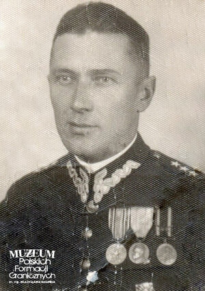 1. Tytuł tematu: oficer Korpusu Ochrony Pogranicza
2. Opis obrazu: zdjęcie portretowe oficera pełniącego służbę w Batalionie KOP „Niemenczyn” i w Batalionie KOP „Suwałki” (w latach 1934-1939) 
3. Data wydarzenia: lata 30 XX w.
4. Osoby widoczne: kpt. Piotr Roman Karolczyk
5. Hasła przedmiotowe: Korpus Ochrony Pogranicza, kadra
6. Opis techniczny: oryginał, czarnobiałe
7. Autor: brak danych
8. Miejsce przechowywania/właściciel: Artur Ochał