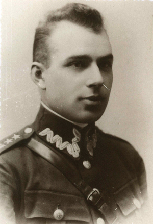 1. Tytuł tematu: oficer Korpusu Ochrony Pogranicza
2. Opis obrazu: zdjęcie portretowe oficera pełniącego służbę w Pułku KOP „Sarny” (w latach 1938-1939)
3. Data wydarzenia: lata 30 XX w.
4. Osoby widoczne: kpt. Artur Lamecki 
5. Hasła przedmiotowe: Korpus Ochrony Pogranicza, kadra
6. Opis techniczny: oryginał, czarnobiałe
7. Autor: brak danych
8. Miejsce przechowywania/właściciel: Marian Ropejko