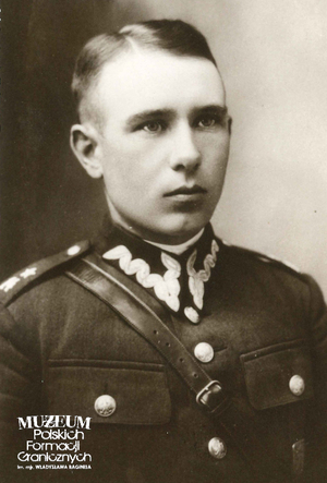 1. Tytuł tematu: oficer Korpusu Ochrony Pogranicza
2. Opis obrazu: zdjęcie portretowe oficera pełniącego służbę w Centralnej Szkole Podoficerskiej KOP w Osowcu (w latach 1933-1936) 
3. Data wydarzenia: lata 30 XX w.
4. Osoby widoczne: kpt. Dionizy Puliński 
5. Hasła przedmiotowe: Korpus Ochrony Pogranicza, kadra
6. Opis techniczny: oryginał, czarnobiałe
7. Autor: brak danych
8. Miejsce przechowywania/właściciel: Rafał Michalak