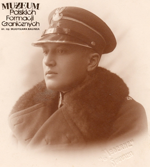 1. Tytuł tematu: oficer Korpusu Ochrony Pogranicza
2. Opis obrazu: zdjęcie portretowe porucznika intendentury pełniącego służbę w Batalionach KOP: „Krasne”, „Sejny”, „Suwałki”, „Łużki” (w latach 1926-1936)
3. Data wydarzenia: lata 30 XX w.
4. Osoby widoczne: por. Józef Syrek
5. Hasła przedmiotowe: Korpus Ochrony Pogranicza, kadra
6. Opis techniczny: oryginał, czarnobiałe
7. Autor: brak danych
8. Miejsce przechowywania/właściciel: Artur Ochał