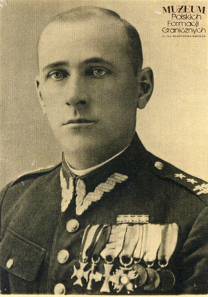 1. Tytuł tematu: oficer Korpusu Ochrony Pogranicza
2. Opis obrazu: zdjęcie portretowe oficera pełniącego służbę w Batalionie KOP „Stołpce” (od 1937 r.). W lipcu 1939 r. powierzono mu obowiązki dowódcy 1 Pułku Piechoty Korpusu Ochrony Pogranicza w składzie I Brygady Górskiej
3. Data wydarzenia: lata 30 XX w.
4. Osoby widoczne: ppłk Wojciech Wójcik (na zdjęciu w stopni porucznika 35 pp)
5. Hasła przedmiotowe: Korpus Ochrony Pogranicza, kadra
6. Opis techniczny: oryginał, czarnobiałe
7. Autor: brak danych
8. Miejsce przechowywania/właściciel: Jacek Kozak