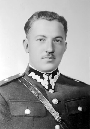 1. Tytuł tematu: oficer Korpusu Ochrony Pogranicza
2. Opis obrazu: zdjęcie portretowe oficera pełniącego służbę w Batalionie KOP „Stołpce” (od 1937 r.)
3. Data wydarzenia: lata 30 XX w.
4. Osoby widoczne: por. Eugeniusz Wojczal (na zdjęciu w stopniu ppor.)
5. Hasła przedmiotowe: Korpus Ochrony Pogranicza, kadra
6. Opis techniczny: oryginał, czarnobiałe
7. Autor: brak danych
8. Miejsce przechowywania/właściciel: zdjęcie udostępnił Zbigniew Kiełb, pochodzi ze zbiorów Centralnego Archiwum Wojskowego – Wojskowe Biuro Historyczne w Warszawie