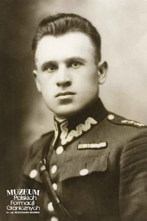 1. Tytuł tematu: oficer Korpusu Ochrony Pogranicza
2. Opis obrazu: zdjęcie portretowe oficera pełniącego służbę w Batalionie KOP „Kleck” i w Pułku KOP „Sarny” (w latach 1934-1938)
3. Data wydarzenia: lata 30 XX w.
4. Osoby widoczne: kpt. Jan Herman 
5. Hasła przedmiotowe: Korpus Ochrony Pogranicza, kadra
6. Opis techniczny: oryginał, czarnobiałe
7. Autor: brak danych
8. Miejsce przechowywania/właściciel: Marian Ropejko