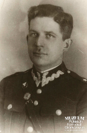 1. Tytuł tematu: oficer Korpusu Ochrony Pogranicza
2. Opis obrazu: zdjęcie portretowe oficera pełniącego służbę w Batalionie KOP „Iwieniec” (od 01.07.1939 r.)
3. Data wydarzenia: lata 30 XX w.
4. Osoby widoczne: por. Edward Dorszewski
5. Hasła przedmiotowe: Korpus Ochrony Pogranicza, kadra
6. Opis techniczny: oryginał, czarnobiałe
7. Autor: brak danych
8. Miejsce przechowywania/właściciel: Marian Ropejko