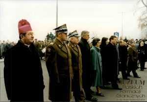 1. Tytuł: obchody Święta Niepodległości
2. Opis obrazu: delegacje władz państwowych, wojska i duchowieństwa
3. Data wydarzenia: 11.11.1997 r. 
4. Osoby widoczne: od lewej: Sławoj Leszek Głódź, Biskup Polowy  Wojska Polskiego, gen. bryg. Stefan Włudyka, dowódca Garnizonu Warszawa,  gen. broni Henryk Szumski, Szef Sztabu Generalnego Wojska Polskiego,  Jerzy Buzek, Prezes Rady Ministrów, Alicja Grześkowiak, Marszałek Senatu RP, Aleksander Kwaśniewski, Prezydent RP, Jolanta Kwaśniewska, Małżonka  Prezydenta RP, Maciej Płażyński, Marszałek Sejmu RP, anusz Onyszkiewicz, Minister Obrony Narodowej
5. Hasła przedmiotowe: Straż Graniczna, święta państwowe
6. Opis techniczny: oryginał, kolorowe
7. Autor: Marek Krupa
8. Miejsce przechowywania/właściciel: Archiwum Straży Granicznej w Szczecinie