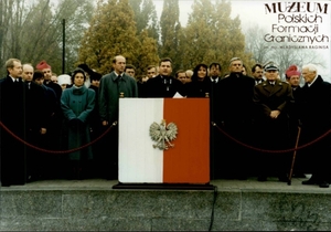 1. Tytuł: obchody Święta Niepodległości
2. Opis obrazu: przemówienie Aleksandra Kwaśniewskiego, Prezydenta RP
3. Data wydarzenia: 11.11.1997 r. 
4. Osoby widoczne: w pierwszym rzędzie od lewej: Janusz Onyszkiewicz,  Minister Obrony Narodowej, Janusz Tomaszewski, Minister Spraw  Wewnętrznych i Administracji, Alicja Grześkowiak, Marszałek Senatu RP,  Maciej Płażyński, Marszałek Sejmu RP, Aleksander Kwaśniewski,  Prezydent RP (przemawiający), Jolanta Kwaśniewska, Małżonka Prezydenta RP,  Jerzy Buzek, Prezes Rady Ministrów, gen. Henryk Szumski, Szef Sztabu  Generalnego Wojska Polskiego.  W drugim rzędzie od prawej: Sławoj Leszek Głódź, Biskup Polowy  Wojska Polskiego, Marek Siwiec, Szef Biura Bezpieczeństwa Narodowego,  Andrzej Zoll, Rzecznik Praw Obywatelskich, Franciszek Stefaniuk,  Poseł na Sejm, Marcin Święcicki, Prezydent Warszawy, Leszek Balcerowicz, wicepremier, Minister Finansów, Hanna Gronkiewicz-Waltz, Prezes Narodowego Banku Polskiego
5. Hasła przedmiotowe: Straż Graniczna, święta państwowe
6. Opis techniczny: oryginał, kolorowe
7. Autor: Marek Krupa
8. Miejsce przechowywania/właściciel: Archiwum Straży Granicznej w Szczecinie