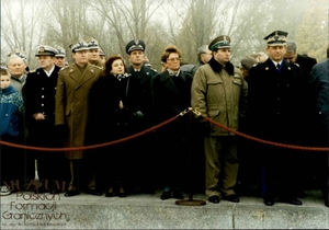 1. Tytuł: obchody Święta Niepodległości
2. Opis obrazu: przedstawiciele wojska i służb mundurowych
3. Data wydarzenia: 11.11.1997 r. 
4. Osoby widoczne: od lewej: adm. Ryszard Łukasik, dowódca Marynarki Wojennej (drugi), gen. broni Zbigniew Zalewski, dowódca Wojsk Lądowych (trzeci),  gen. dyw. Kazimierz Dziok, dowódca Wojsk Lotniczych i Obrony Powietrznej (piąty), ppłk Marek Bieńkowski, Komendant Główny Straży Granicznej (siódmy),  nadbryg. Ignacy Ściborek, Komendant Główny Państwowej Straży Pożarnej (ósmy)
5. Hasła przedmiotowe: Straż Graniczna, święta państwowe
6. Opis techniczny: oryginał, kolorowe
7. Autor: Marek Krupa
8. Miejsce przechowywania/właściciel: Archiwum Straży Granicznej w Szczecinie