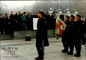 1. Tytuł: obchody Święta Niepodległości
2. Opis obrazu: defilada żołnierzy Kompanii Reprezentacyjnej Wojska Polskiego  przed Grobem Nieznanego Żołnierza w Warszawie
3. Data wydarzenia: 11.11.1997 r. 
4. Osoby widoczne: brak danych
5. Hasła przedmiotowe: Straż Graniczna, święta państwowe
6. Opis techniczny: oryginał, kolorowe
7. Autor: Marek Krupa
8. Miejsce przechowywania/właściciel: Archiwum Straży Granicznej w Szczecinie