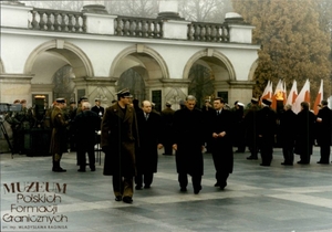 1. Tytuł: obchody Święta Niepodległości
2. Opis obrazu: składanie wieńców przed Grobem Nieznanego Żołnierza  w Warszawie
3. Data wydarzenia: 11.11.1997 r. 
4. Osoby widoczne: od prawej: Leszek Balcerowicz, wicepremier, Minister Finansów,Jerzy Buzek, Prezes Rady Ministrów, Janusz Tomaszewski,  Minister Spraw Wewnętrznych i Administracji
5. Hasła przedmiotowe: Straż Graniczna, święta państwowe
6. Opis techniczny: oryginał, kolorowe
7. Autor: Marek Krupa
8. Miejsce przechowywania/właściciel: Archiwum Straży Granicznej w Szczecinie
