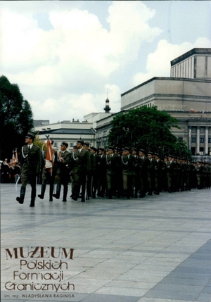 1. Tytuł: obchody rocznicy uchwalenia Konstytucji 3 Maja
2. Opis obrazu: defilada żołnierzy Kompanii Reprezentacyjnej Wojska Polskiego
3. Data wydarzenia: 03.05.1998 r. 
4. Osoby widoczne: brak danych
5. Hasła przedmiotowe: Straż Graniczna, święta państwowe
6. Opis techniczny: oryginał, kolorowe
7. Autor: Marek Krupa
8. Miejsce przechowywania/właściciel: Archiwum Straży Granicznej w Szczecinie