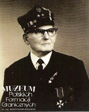 1. Tytuł: przodownik Józef Michałek
2. Opis obrazu: zdjęcie pamiątkowe przod. Józefa Michałka
3. Data wydarzenia: 1980 r.
4. Osoby widoczne: Józef Michałek
5. Hasła przedmiotowe: Straż Graniczna, kadra
6. Opis techniczny: oryginał, czarnobiałe
7. Autor: brak danych
8. Miejsce przechowywania/właściciel: zbiory prywatne