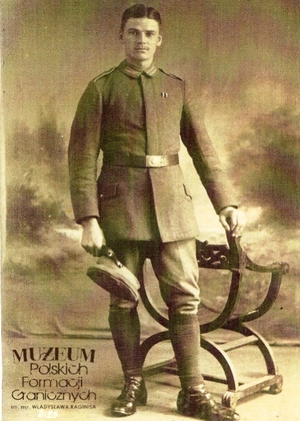 1. Tytuł: Antoni Schön
2. Opis obrazu: zdjęcie  Antoniego Schöna
3. Data wydarzenia: przed 1920 r.
4. Osoby widoczne: Antoni Schön
5. Hasła przedmiotowe: Straż Graniczna, kadra
6. Opis techniczny: oryginał, czarnobiałe
7. Autor: brak danych
8. Miejsce przechowywania/właściciel: zbiory prywatne