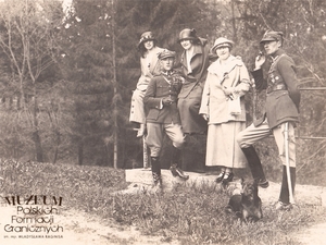 1. Tytuł: ppłk Wojciech Wójcik
2. Opis obrazu: zdjęcie grupowe
3. Data wydarzenia: koniec lat 20. XX w.
4. Osoby widoczne: kpt Wojciech Wójcik – drugi z lewej
5. Hasła przedmiotowe: Korpus Ochrony Pogranicza, kadra
6. Opis techniczny: oryginał, czarnobiałe
7. Autor: brak danych
8. Miejsce przechowywania/właściciel: kolekcja prywatna
