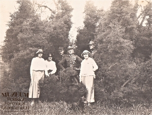 1. Tytuł: ppłk Wojciech Wójcik
2. Opis obrazu: zdjęcie grupowe
3. Data wydarzenia: koniec lat 20. XX w.
4. Osoby widoczne: kpt Wojciech Wójcik – drugi z lewej
5. Hasła przedmiotowe: Korpus Ochrony Pogranicza, kadra
6. Opis techniczny: oryginał, czarnobiałe
7. Autor: brak danych
8. Miejsce przechowywania/właściciel: kolekcja prywatna