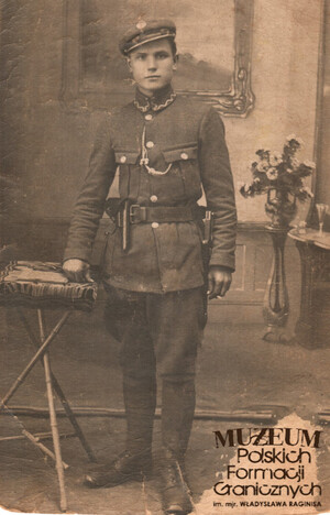 1. Tytuł: Stanisław Taranowicz
2. Opis obrazu: zdjęcie pamiątkowe Stanisława Taranowicza w mundurze legionisty
3. Data wydarzenia: brak danych
4. Osoby widoczne: Stanisław Taranowicz
5. Hasła przedmiotowe: kadra
6. Opis techniczny: oryginał, czarnobiałe
7. Autor: brak danych
8. Miejsce przechowywania/właściciel: Krzysztof Stacewicz