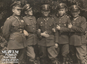 1. Tytuł: Stanisław Taranowicz
2. Opis obrazu: zdjęcie grupowe strażników granicznych z Placówki Straży Granicznej „Szwarcenowo” (Komisariat Straży Granicznej „Krotoszyny”, Inspektorat Graniczny Brodnica, Mazowiecki Inspektorat Okręgowy Straży Granicznej)
3. Data wydarzenia: przed 1935 r.
4. Osoby widoczne: strażnik Stanisław Taranowicz (pierwszy z lewej)
5. Hasła przedmiotowe: Straż Graniczna, kadra
6. Opis techniczny: oryginał, czarnobiałe
7. Autor: brak danych
8. Miejsce przechowywania/właściciel: Krzysztof Stacewicz