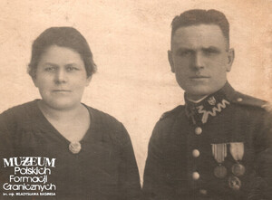 1. Tytuł: Stanisław Taranowicz
2. Opis obrazu: zdjęcie pamiątkowe starszego strażnika Stanisława Taranowicza z żoną Stefanią
3. Data wydarzenia: 25.04.1935 r.
4. Osoby widoczne: starszy strażnik Stanisław Taranowicz, Stefania Taranowicz 
5. Hasła przedmiotowe: Straż Graniczna, kadra
6. Opis techniczny: oryginał, czarnobiałe
7. Autor: brak danych
8. Miejsce przechowywania/właściciel: Krzysztof Stacewicz