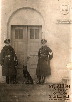 1. Tytuł: Stanisław Taranowicz
2. Opis obrazu: zdjęcie strażników granicznych przed Placówką Straży Granicznej „Radomno” (Komisariat Straży Granicznej „Krotoszyny”, Inspektorat Graniczny Brodnica, Mazowiecki Inspektorat Okręgowy Straży Granicznej)
3. Data wydarzenia: 1935 - 1938 
4. Osoby widoczne: starszy strażnik Stanisław Taranowicz (z prawej)
5. Hasła przedmiotowe: Straż Graniczna, kadra
6. Opis techniczny: oryginał, czarnobiałe
7. Autor: brak danych
8. Miejsce przechowywania/właściciel: Krzysztof Stacewicz