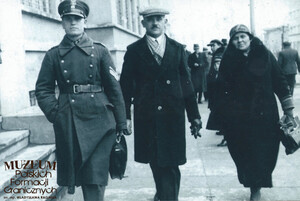 1. Tytuł: Stanisław Taranowicz 
2. Opis obrazu: zdjęcie starszego strażnika granicznego Stanisława Taranowicza z żoną Stefanią i osobą towarzyszącą podczas pobytu w Gdyni (zdjęcie wykonane przy gmachu Poczty Polskiej, obecnie ul. 10 Lutego)
3. Data wydarzenia: lata 30. XX w.
4. Osoby widoczne: starszy strażnik Stanisław Taranowicz (z lewej), Stefania Taranowicz (z prawej)
5. Hasła przedmiotowe: Straż Graniczna, kadra
6. Opis techniczny: oryginał, czarnobiałe
7. Autor: brak danych
8. Miejsce przechowywania/właściciel: Krzysztof Stacewicz
