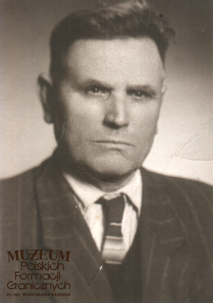 1. Tytuł: Stanisław Taranowicz 
2. Opis obrazu: zdjęcie portretowe 
3. Data wydarzenia: lata 60. XX w.
4. Osoby widoczne: Stanisław Taranowicz
5. Hasła przedmiotowe: kadra
6. Opis techniczny: oryginał, czarnobiałe
7. Autor: brak danych
8. Miejsce przechowywania/właściciel: Krzysztof Stacewicz