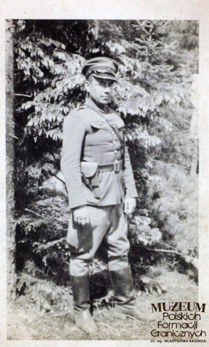 1.Tytuł tematu: Antoni Rosik-Rosiński
2.Opis obrazu: ppor. Antoni Rosik-Rosiński 
3.Data wydarzenia: 1945-1946
4.Osoby widoczne: ppor. Antoni Rosik-Rosiński
5.Hasła przedmiotowe: kadra, Korpus Ochrony Pogranicza
6.Opis techniczny: oryginał, czarnobiałe
7.Autor: brak danych
8.Miejsce przechowywania/właściciel: Tadeusz Rosik-Rosiński