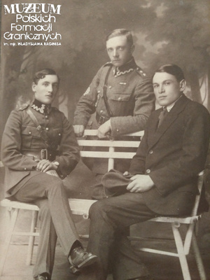 1.Tytuł tematu: Eugeniusz Maskowicz
2.Opis obrazu: zdjęcie pamiątkowe por. Eugeniusza Maskowicza z osobami towarzyszącymi
3.Data wydarzenia: przed 1927 r. 
4.Osoby widoczne: por. Eugeniusz Maskowicz (stojący)
5.Hasła przedmiotowe: Korpus Ochrony Pogranicza, kadra
6.Opis techniczny: oryginał, czarnobiałe
7.Autor: brak danych
8.Miejsce przechowywania/właściciel: Renata Sikorowska-Maskowicz