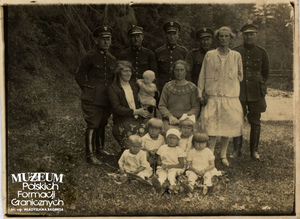 1. Tytuł: strażnicy graniczni
2. Opis obrazu: zdjęcie grupowe strażników granicznych z rodzinami w Karpatach
3. Data wydarzenia: 07.09.1928 r.
4. Osoby widoczne: brak danych
5. Hasła przedmiotowe: Straż Graniczna, życie rodzinne
6. Opis techniczny: oryginał, czarnobiałe
7. Autor: brak danych
8. Miejsce przechowywania/właściciel: Waldemar Bocheński