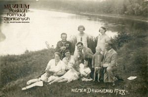 1. Tytuł: strażnik graniczny z rodziną
2. Opis obrazu: kom. Józef Bocheński w czasie wolnym od służby z rodziną nad Niemnem
3. Data wydarzenia: 1928 r.		
4. Osoby widoczne: kom. Józef Bocheński – w mundurze
5. Hasła przedmiotowe: Straż Graniczna, życie rodzinne
6. Opis techniczny: oryginał, czarnobiałe
7. Autor: brak danych
8. Miejsce przechowywania/właściciel: Waldemar Bocheński