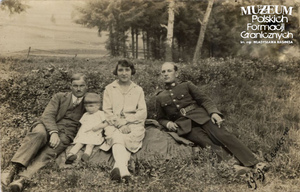 1. Tytuł: strażnik graniczny z rodziną
2. Opis obrazu: zdjęcie strażnika Bronisława Grzywaka z rodziną w miejscowości Ławoczne
3. Data wydarzenia: 1929 r.
4. Osoby widoczne: strażnik Bronisław Grzywak (pierwszy z prawej), żona – Maria Jadwiga z Jemielnickich (druga z prawej), córka – Czesława (druga z lewej)
5. Hasła przedmiotowe: Straż Graniczna, życie rodzinne
6. Opis techniczny: oryginał, czarnobiałe
7. Autor: brak danych
8. Miejsce przechowywania/właściciel: Waldemar Bocheński